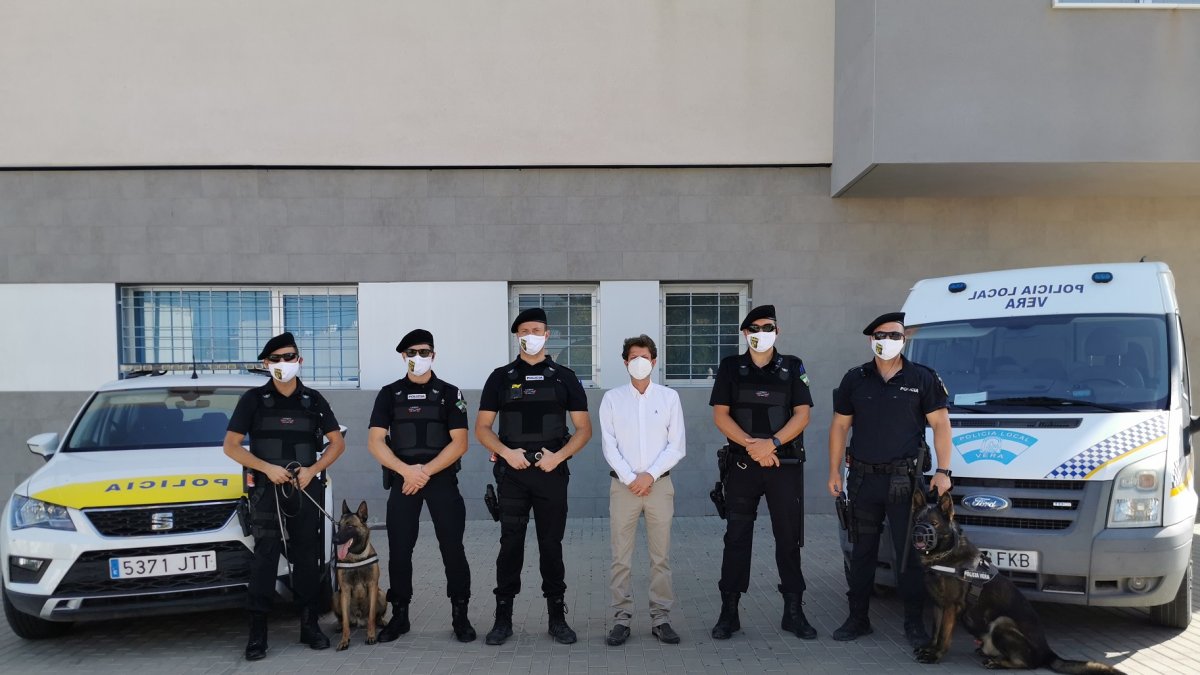 El concejal de Seguridad Ciudadana, Alfonso García, junto a los miembros de la nueva unidad.