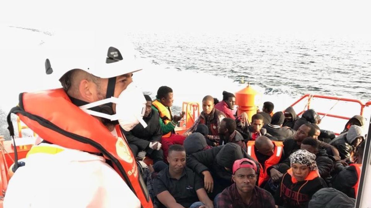 Rescate de una patera en Alborán