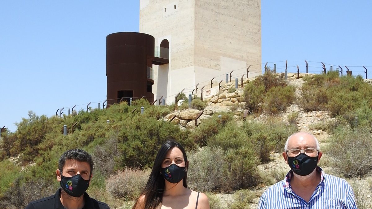 Los ediles frente al monumento huercalense.