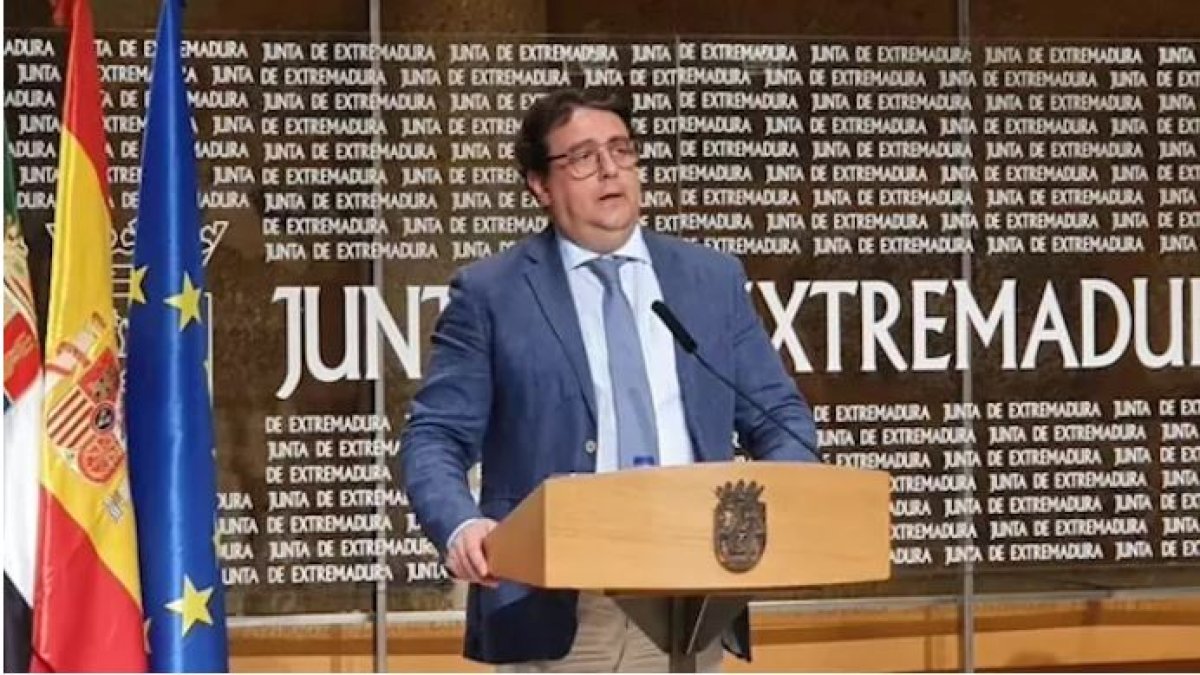 El consejero de Sanidad, José María Vergeles, en rueda de prensa. Foto: Junta de Extremadura