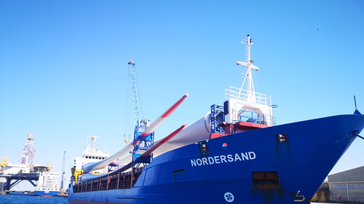 Imagen del buque a su salida del Puerto de Almería.