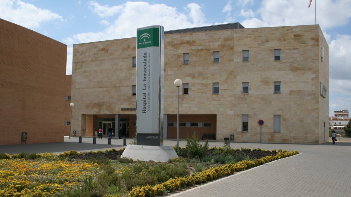 Hospital de La Inmaculada en Huércal-Overa, donde están ingresados los dos pacientes.