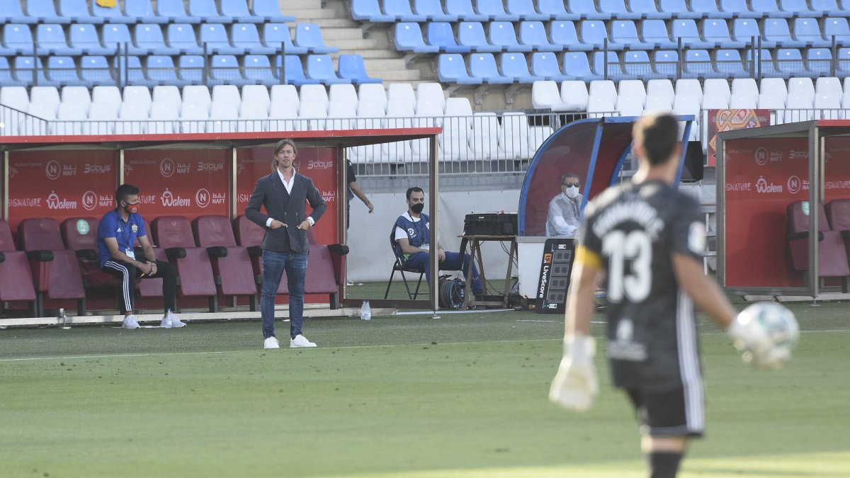 Guti atento a Fernando en un saque de puerta en el partido.