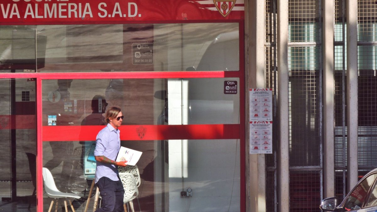 José María Gutiérrez, \'Guti\', saliendo del club tras firmar los papeles.