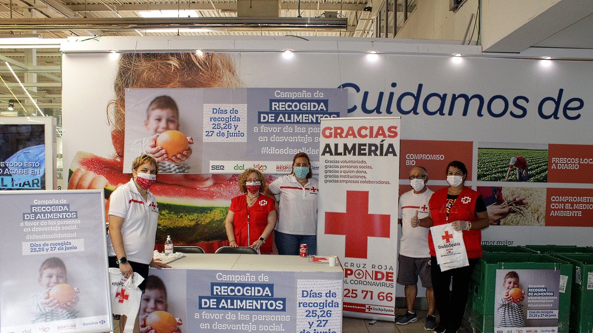 La responsable del Centro de Atención Social de Cruz Roja junto a compañeros y voluntarios.