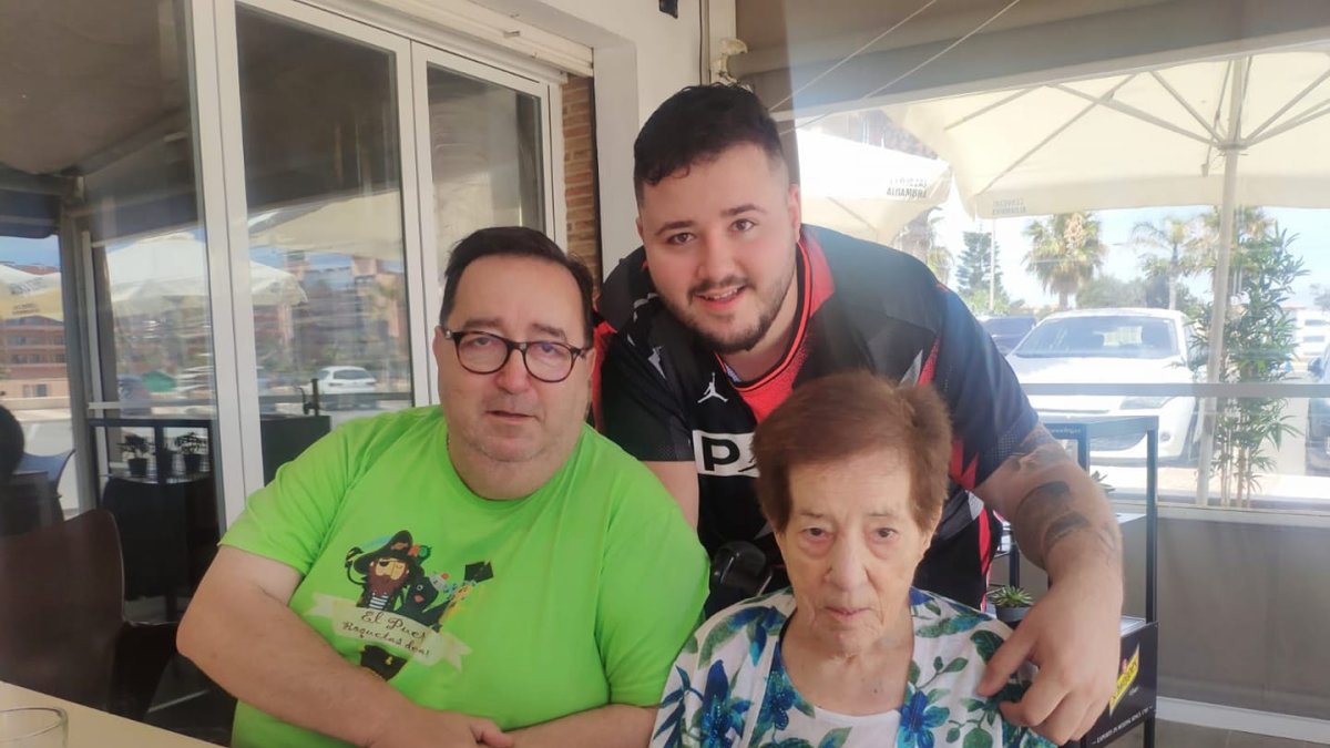 J. J. Rubí en una foto reciente con su querida madre y Rubí junior.