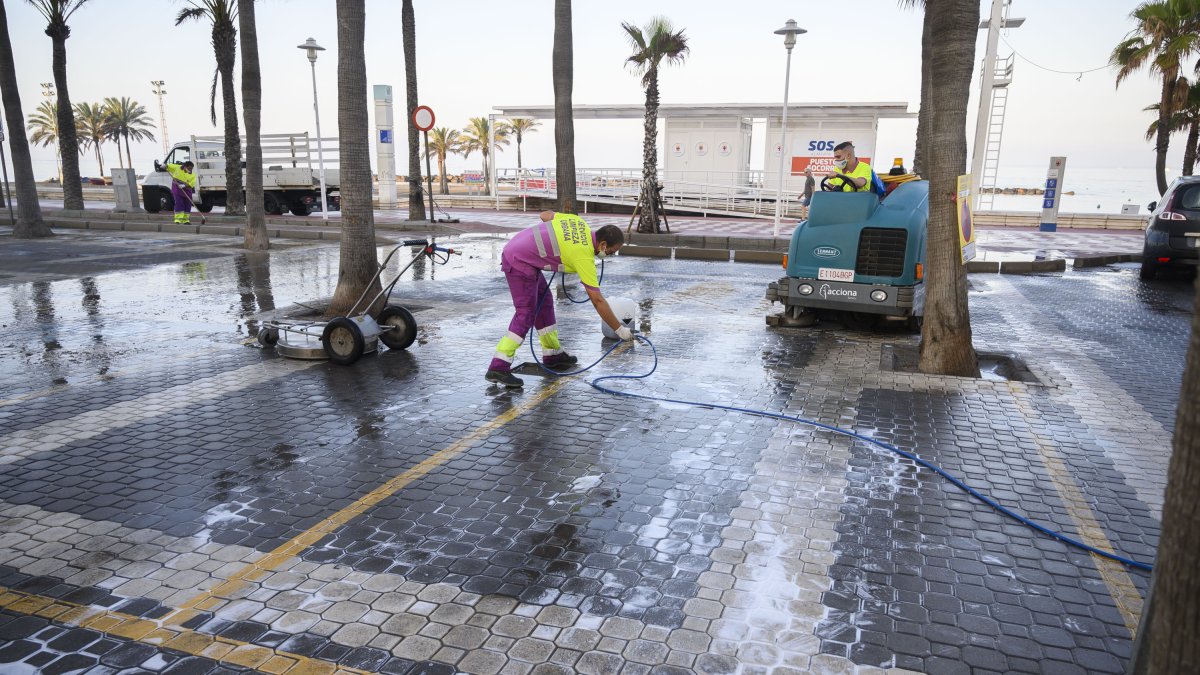 Operarios municipales de limpieza en El Palmeral.