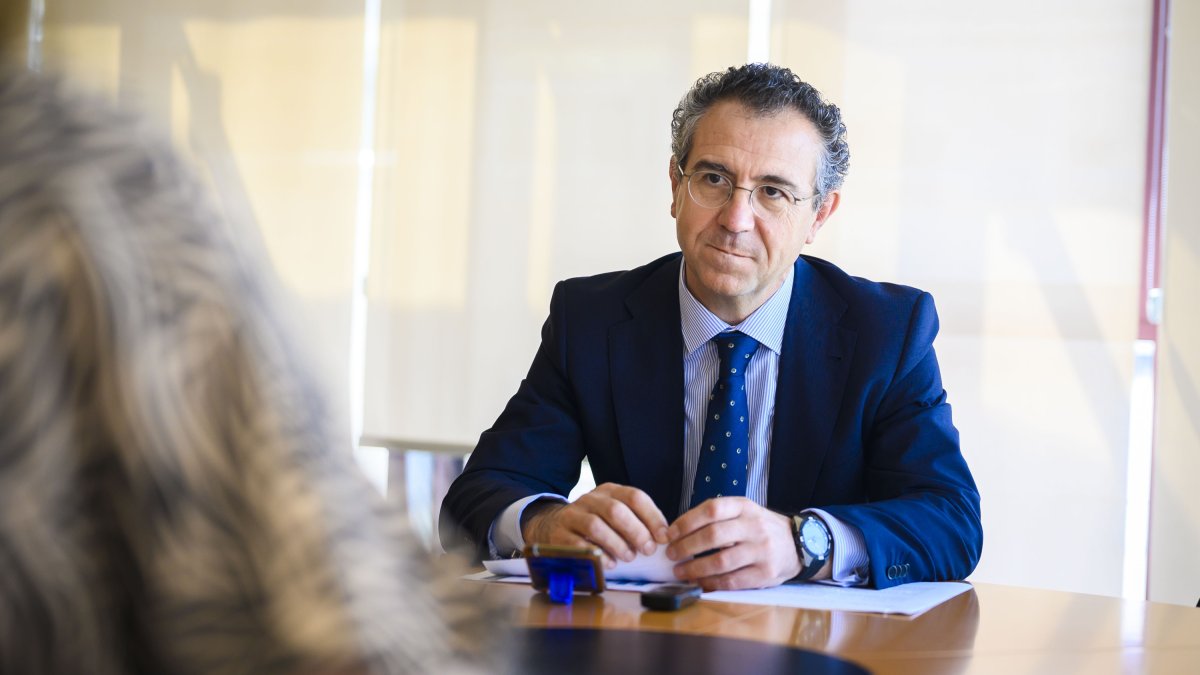 El presidente de Cajamar, en un momento de la entrevista con La Voz de Almería.