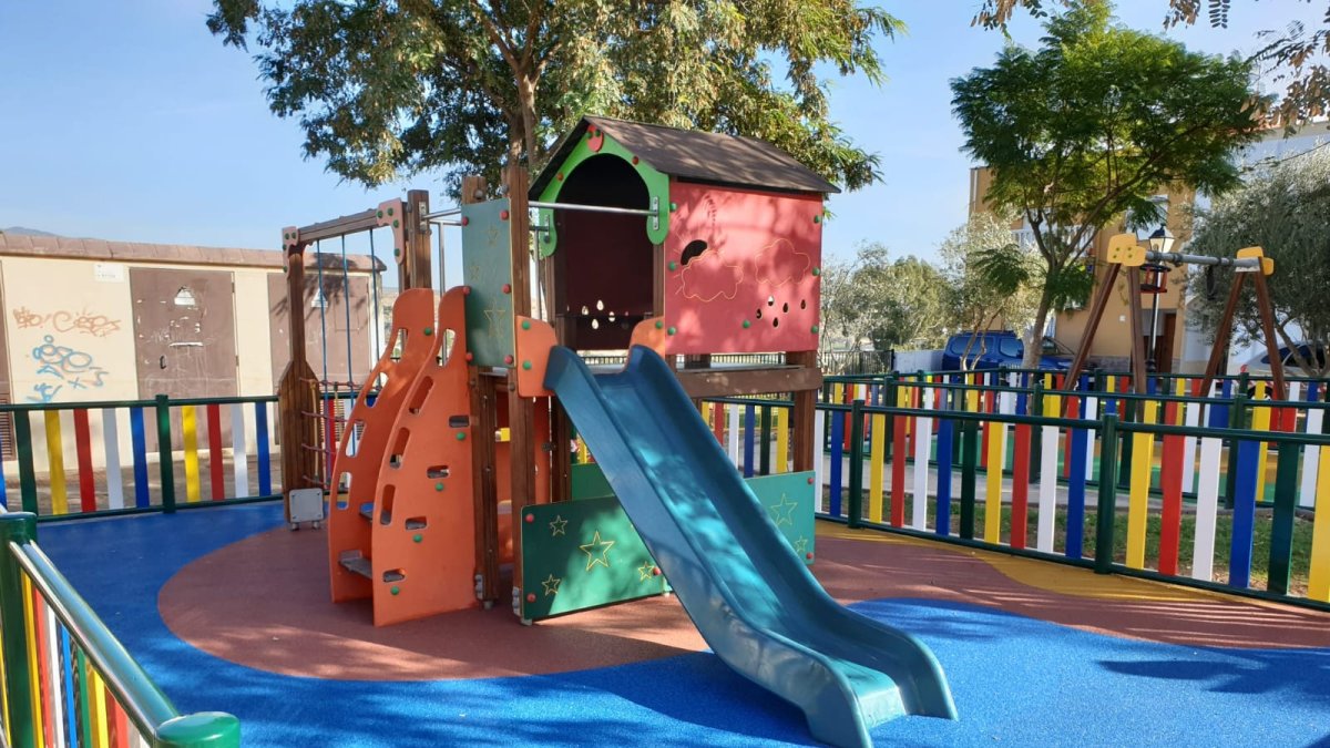 Parque infantil en Huércal de Almería abierto con horarios y medidas de seguridad.