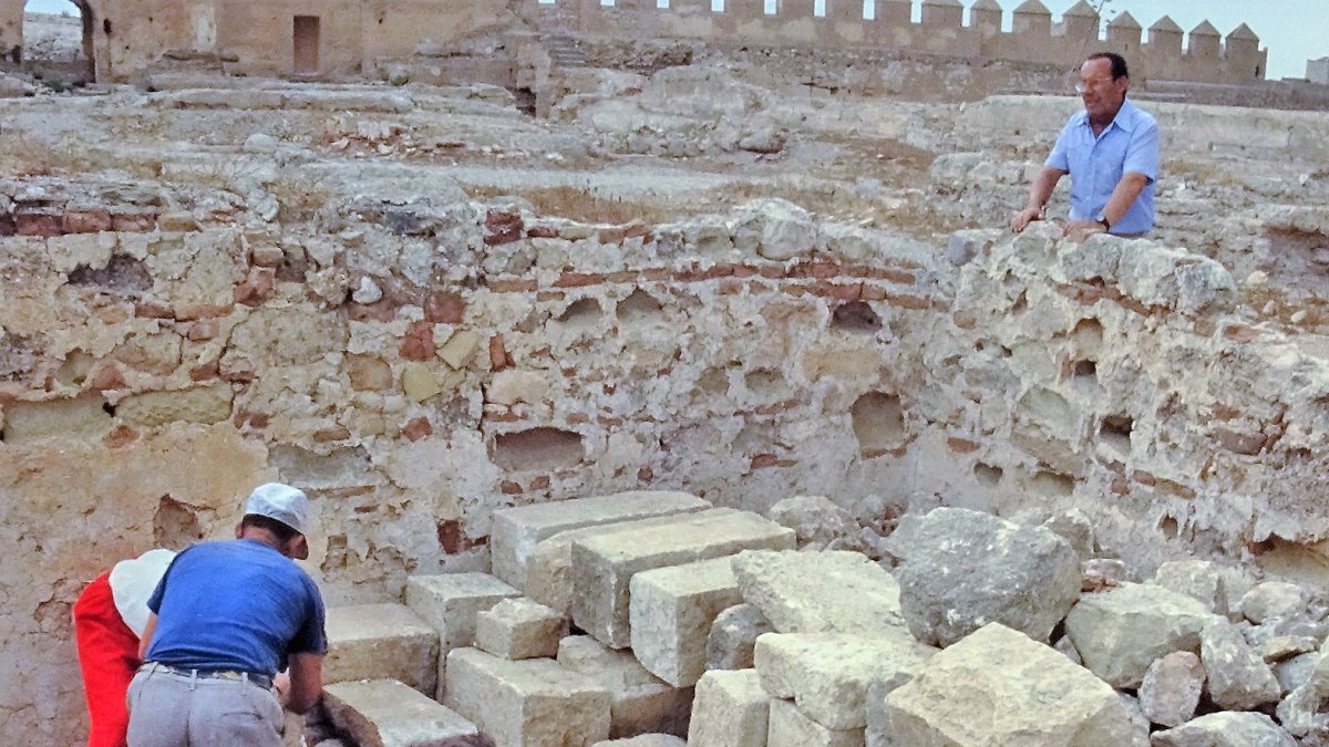 Obras en el interior de la Alcazaba recogidas en una imagen tomada por el propio José Arcos en 1987.