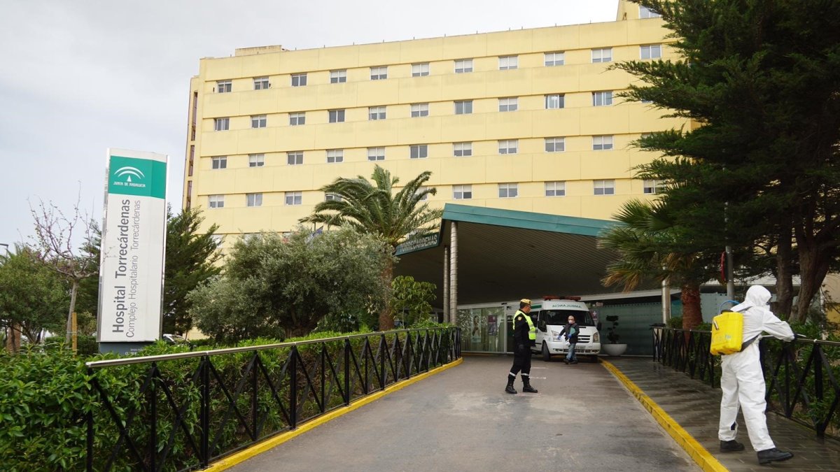 La UME  ha desinfectado el Hospital Torrecárdenas.