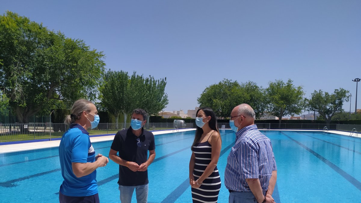 Concejales del Gobierno municipal en la piscina de verano de Huércal-Overa.