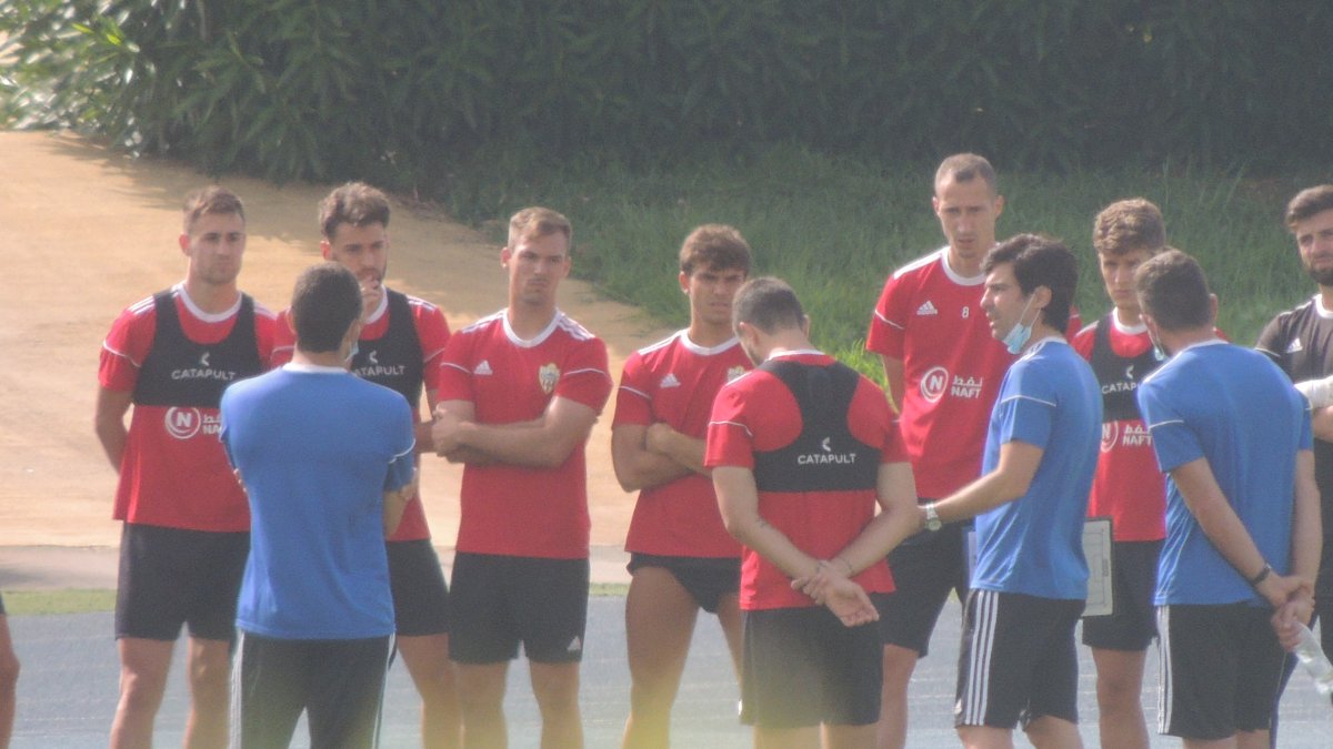 Mario Silva tuvo una charla de diez minutos con la plantilla.