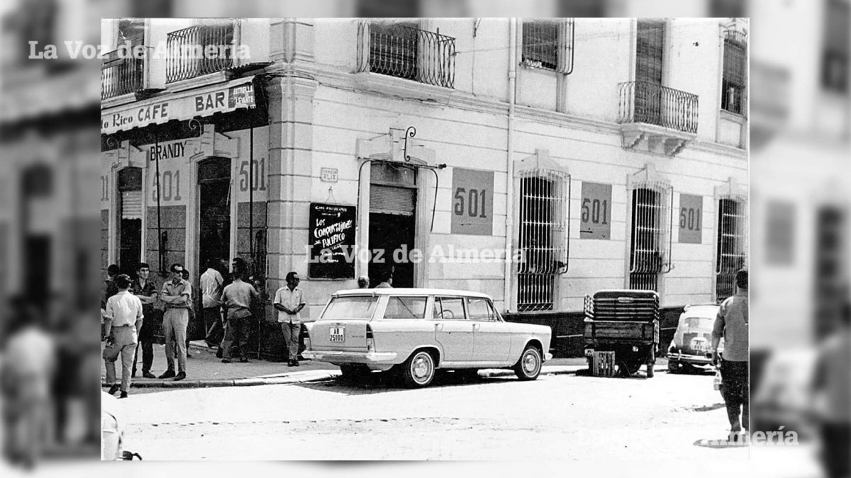 Esquina del puerto rico y acera de la calle García Alix. Los hombres se agolpaban en la puerta dejándose llevar por la rutina.