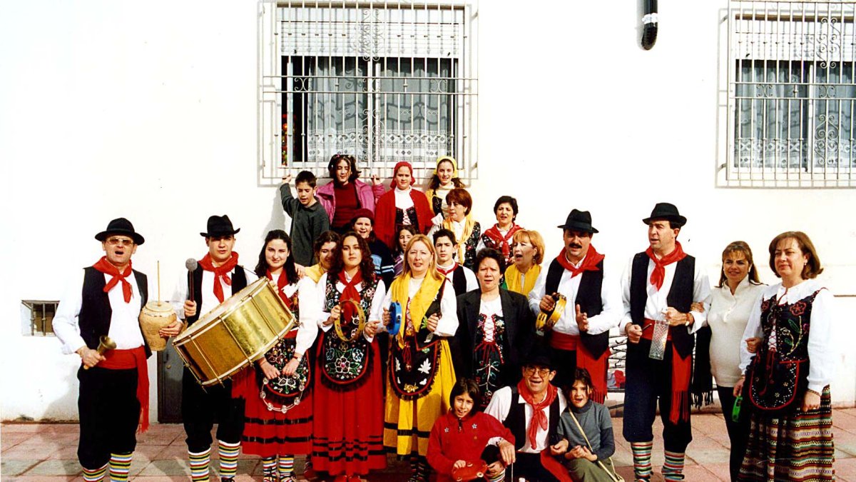 El grupo folclórico El Galayo sacando la Tambora el 25 de diciembre de 2001.