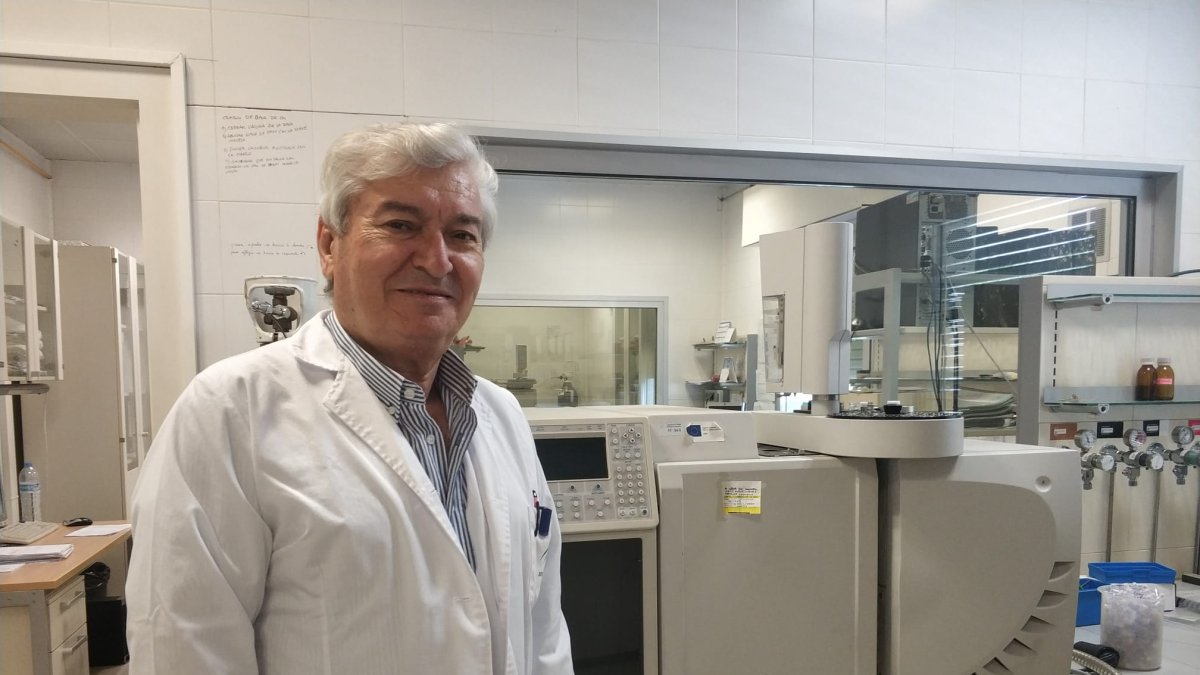 Tesifón Parrón Carreño es Doctor en Medicina y Cirugía por la Universidad de Granada con calificación Cum Laude.