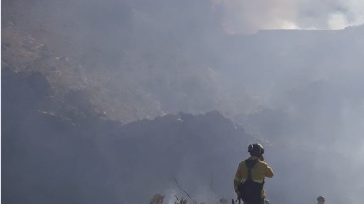 Miembros del Plan Infoca en el incendio de Serón.