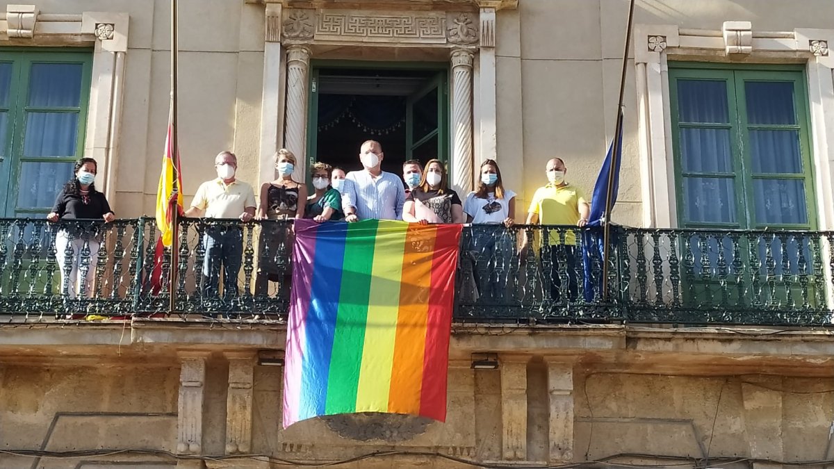 La bandera arcoiris fue desplegada en el edificio consistorial durante la mañana de ayer.
