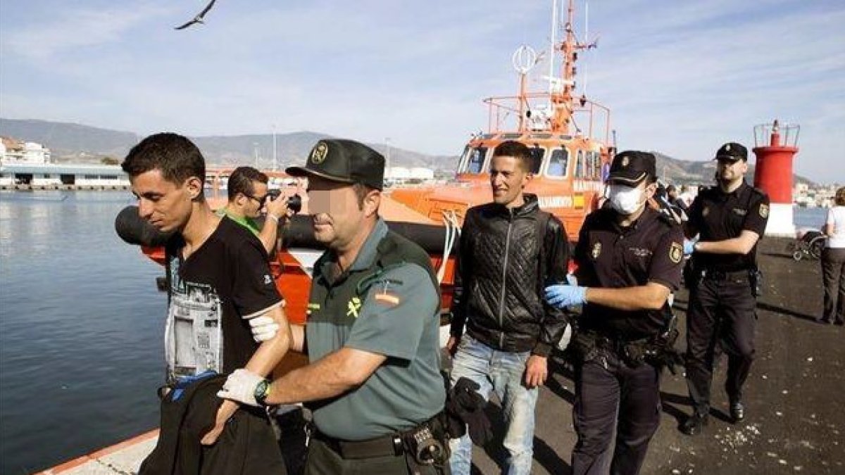 Recepción de las pateras en los módulos de Almería