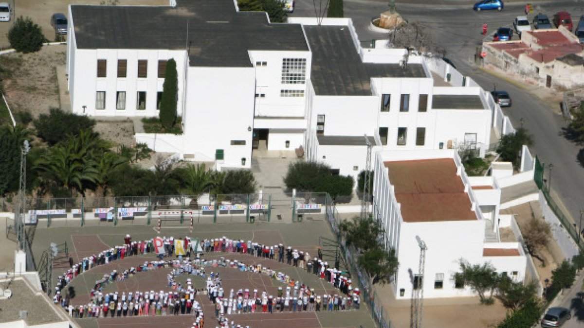 Los alumnos de la escuela formando un enorme indalo humano en un curso anterior.