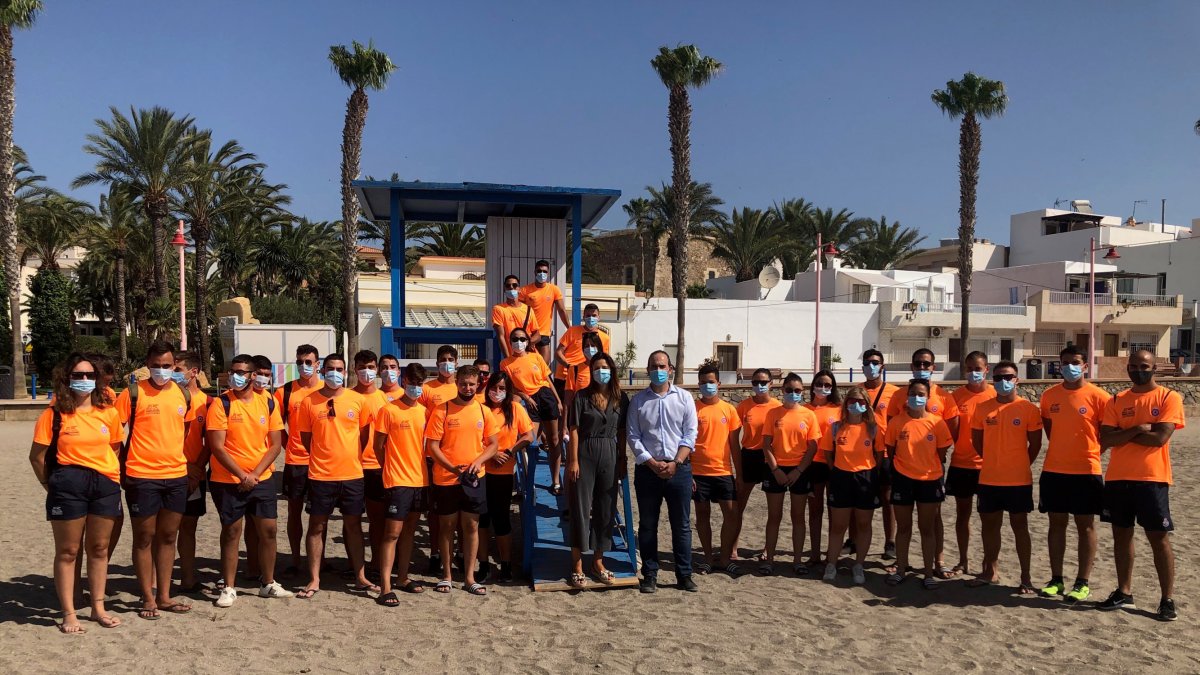 Los 33 socorristas han comenzado hoy su trabajo en las playas de Carboneras.