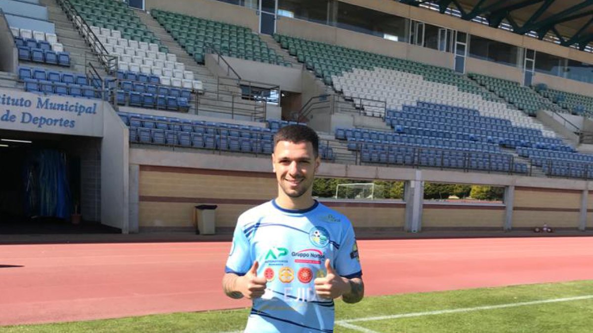 El nuevo jugador celeste posando en Santo Domingo.