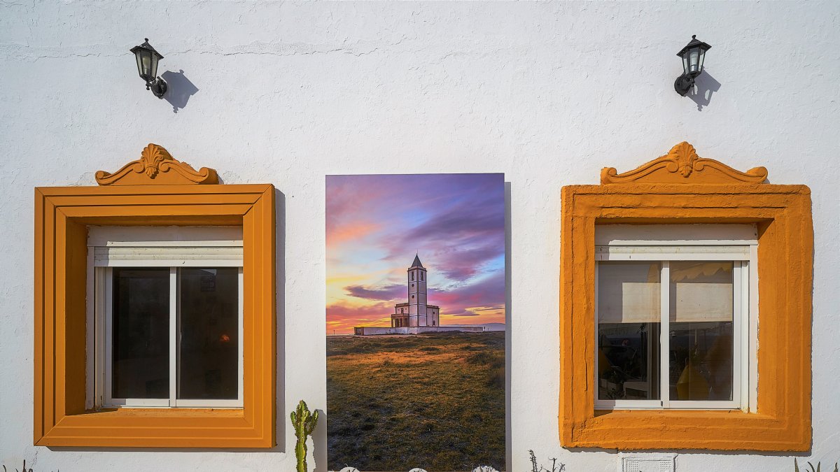 Una de las imágenes en una fachada.