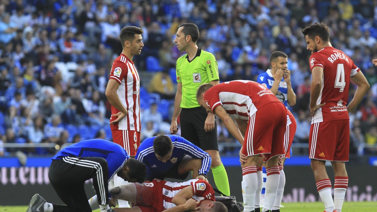 Sagués Oscoz en el partido Deportivo-Almería.