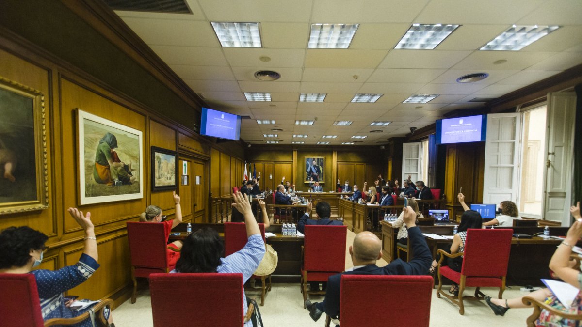 Votación del primer pleno presencial que se realiza desde el inicio de la crisis sanitaria del Covid-19