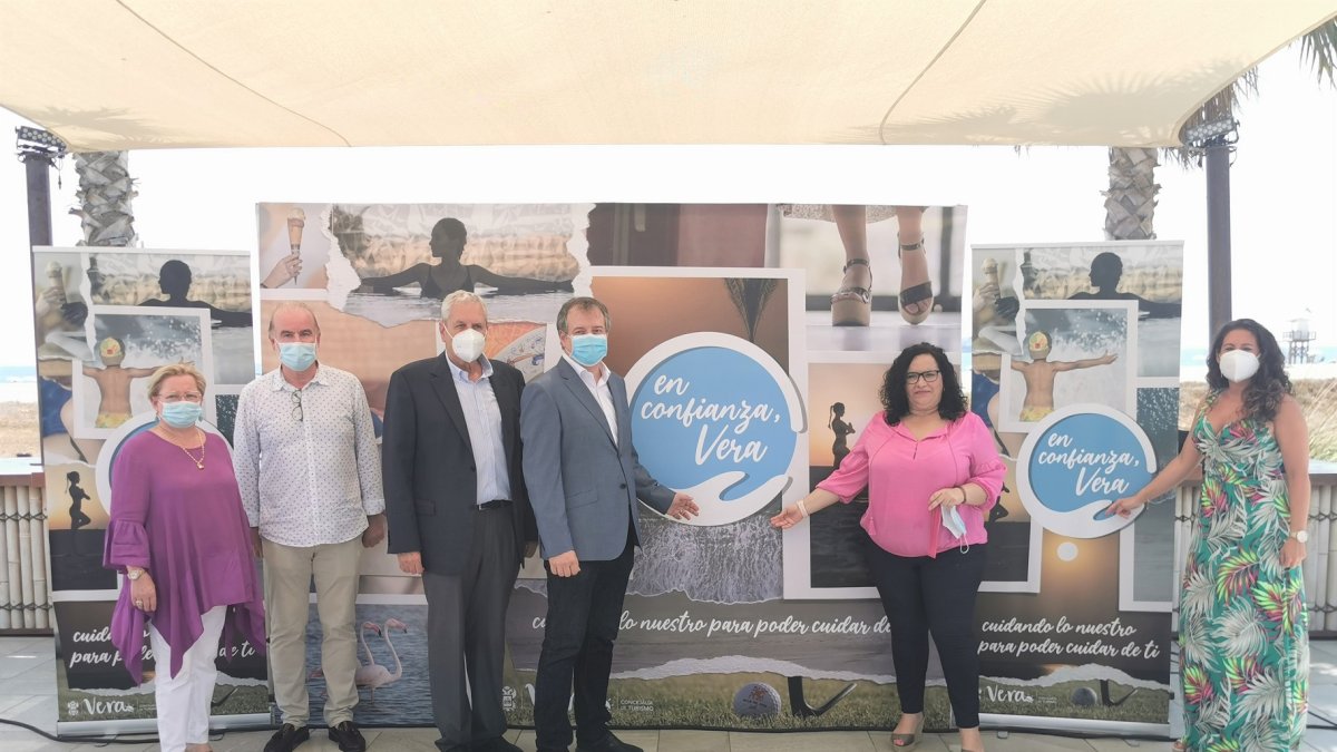 El equipo municipal durante la presentación de la campaña, que tuvo lugar esta mañana en Marau Beach Club.