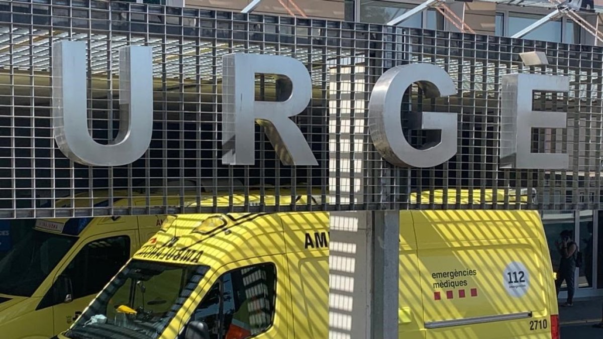 Una ambulancia en el área de urgencias del Hospital Universitario Arnau de Vilanova de Lleida.