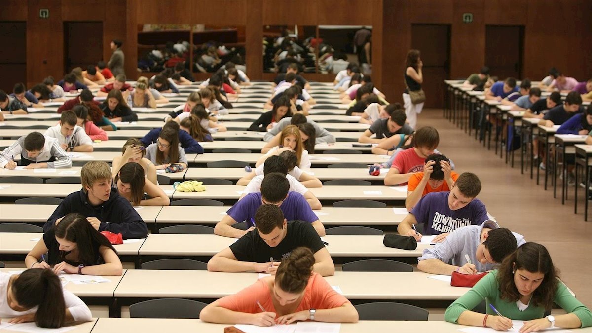 Los estudiantes comienzan los exámenes el próximo martes.