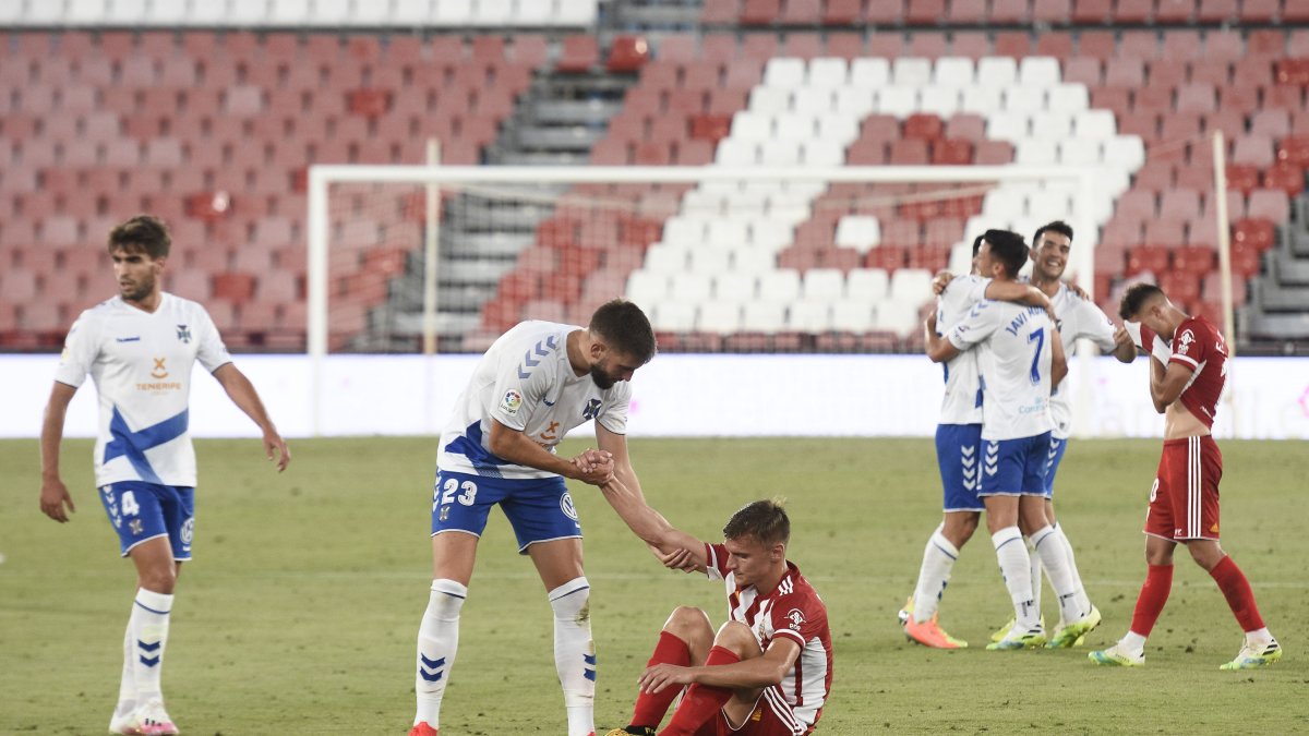 Decepción absoluta en el equipo rojiblanco tras caer con el Tenerife.