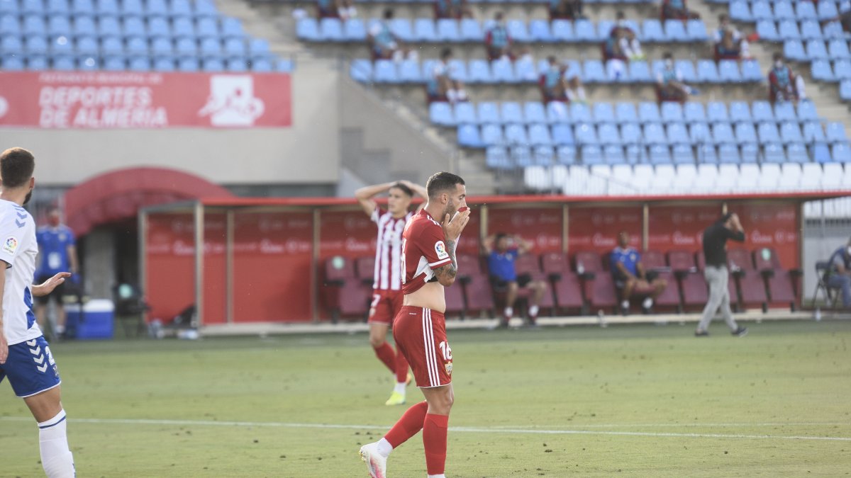 Lazo, que no está muy fino, se lamenta al igual que Corpas de una jugada.