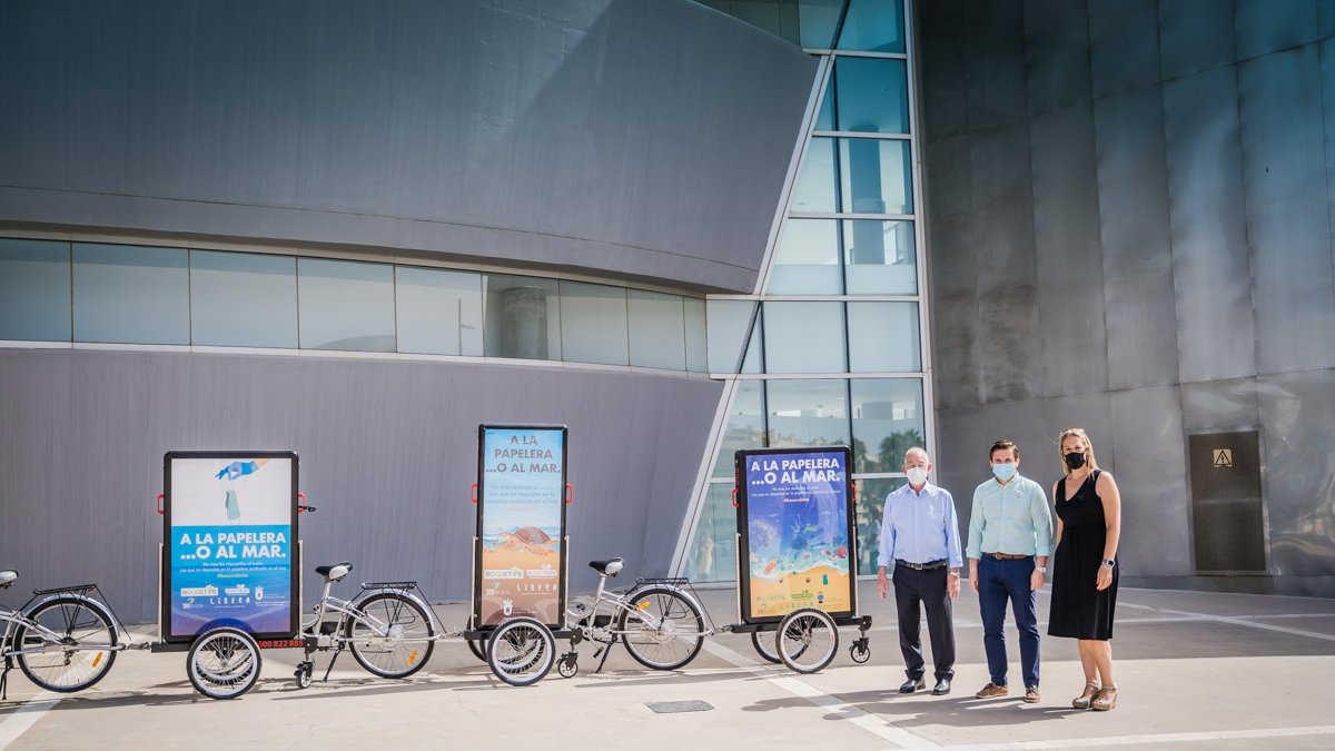 El alcalde de Roquetas de Mar, Gabriel Amat, junto a los concejales.