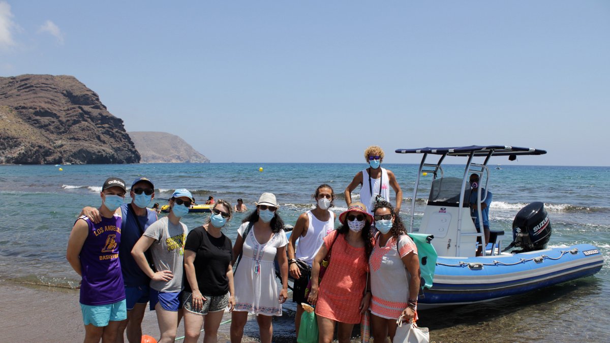 Turistas de Extremadura, Madrid y Cantabria de ruta por las calas del Parque Natural.