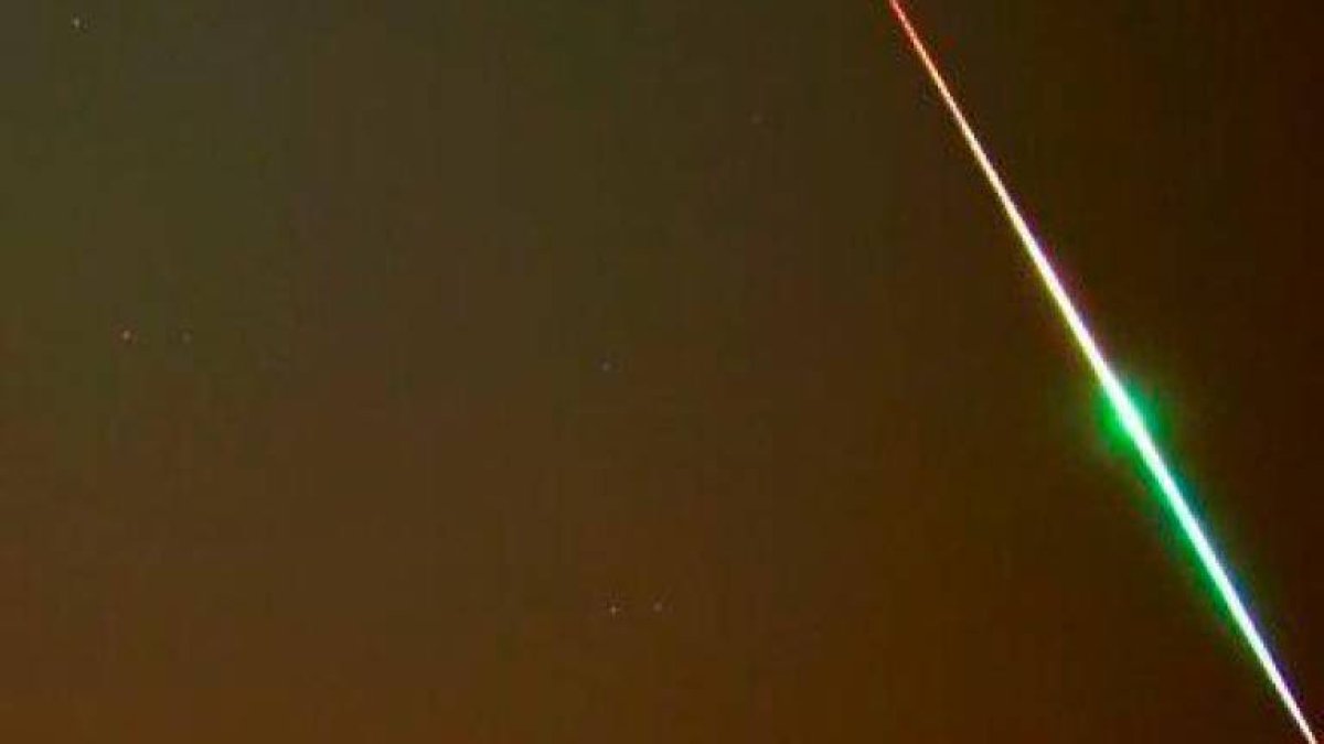 Una roca procedente de un asteroide impacta contra la atmósfera generando una impresionante bola de fuego sobre el sur del país.
