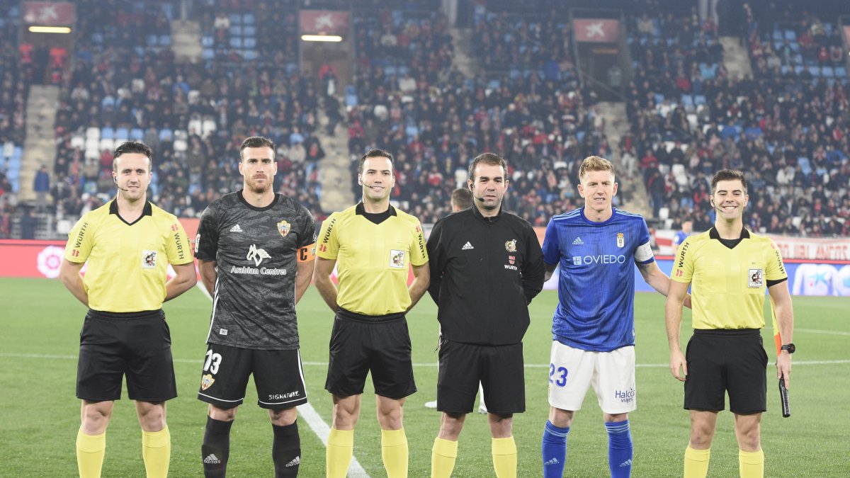 De la Fuente Ramos con su equipo arbitral y los capitanes de Almería y Real Oviedo.