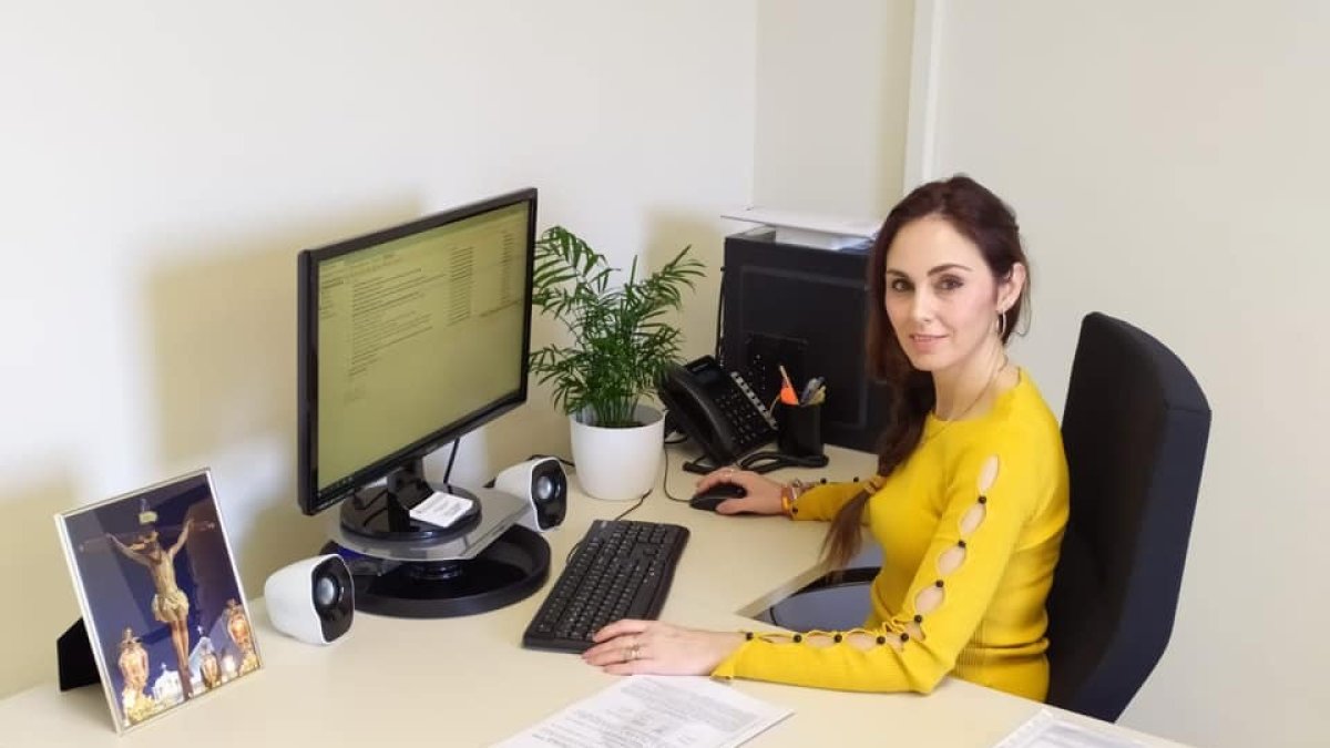 La concejal de Vox Rosa María Martín, en su despacho, en una imagen de Vox El Ejido.