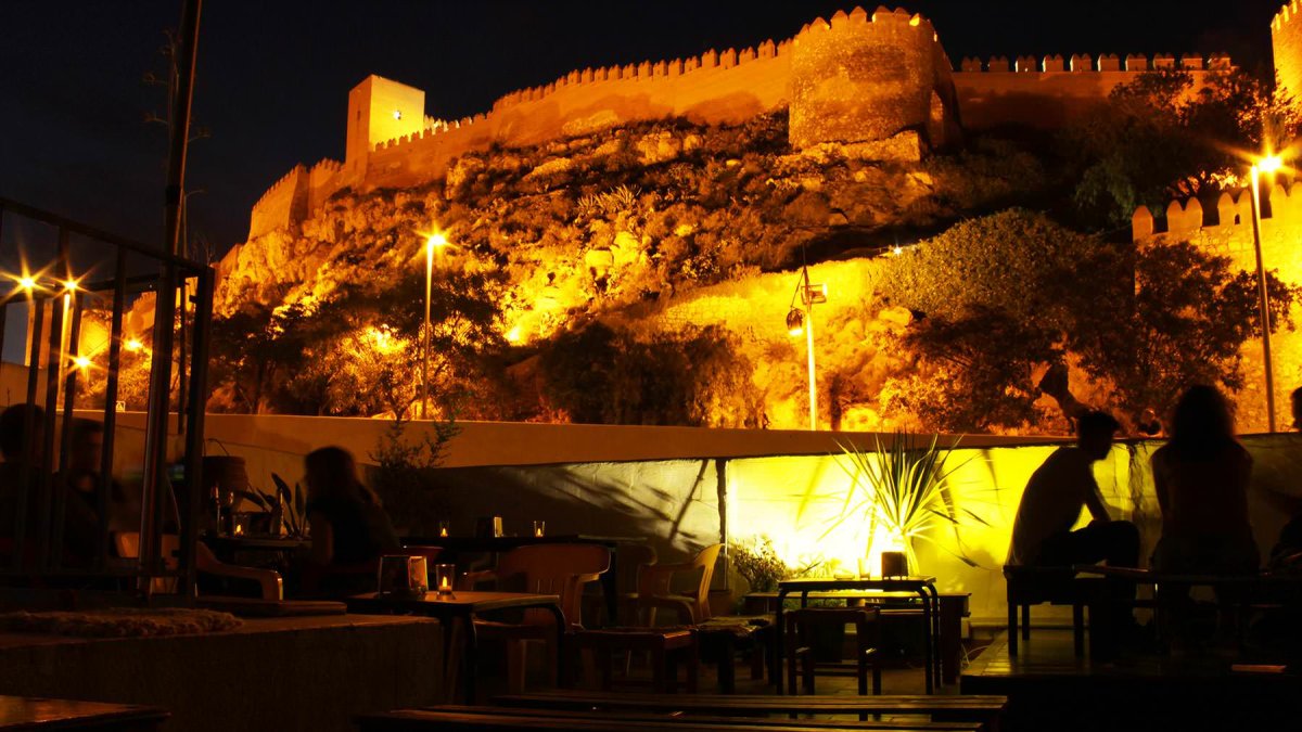 La Alcazaba como fondo natural del escenario.