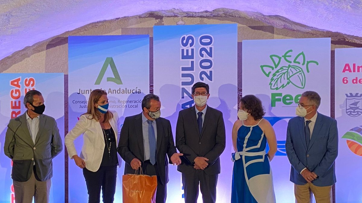 Recogida banderas azules y distintivo para el Castillo en Almuñécar.