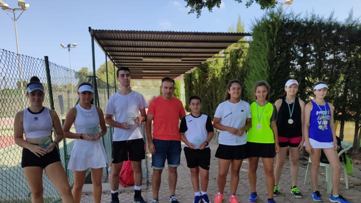 Los protagonistas posando en el Club de Tenis Indalo.