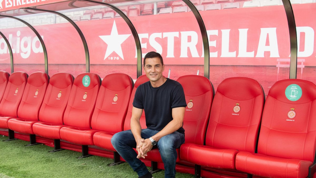 Francisco sentado en el banquillo del campo de Montilivi, su nueva casa.