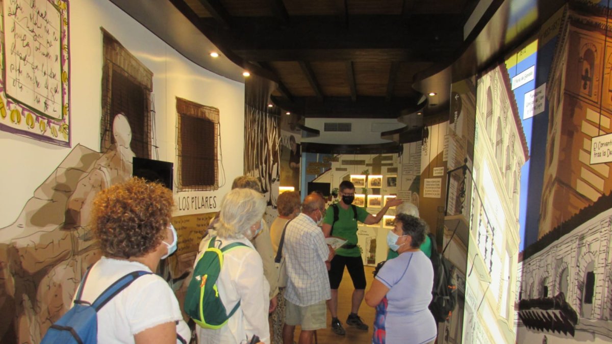 Los mayores se van de senderismo nocturno.