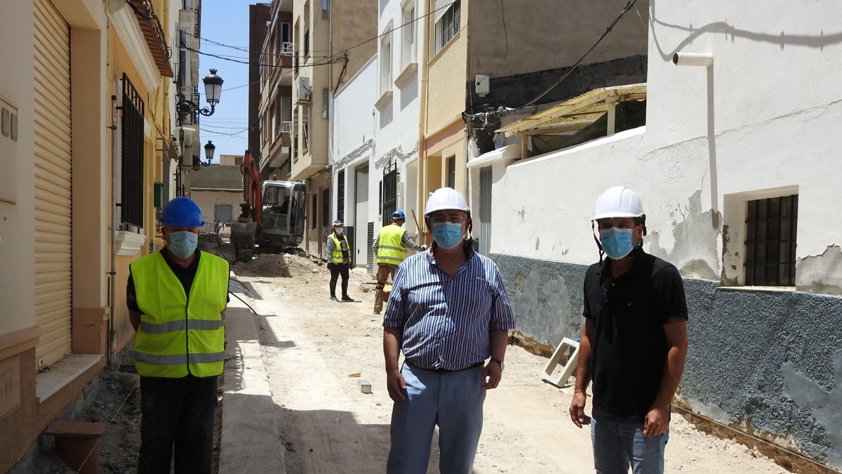 Concejales supervisando las obras.