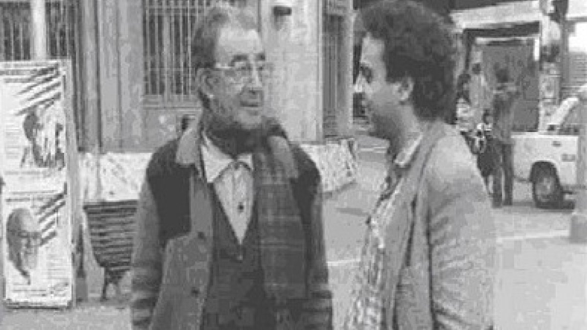 Manuel Moreno Mauricio y el prestigioso periodista Juliana, tras el triunfo socialista de 1982 / Foto de La Vanguardia y Museo de Badalona