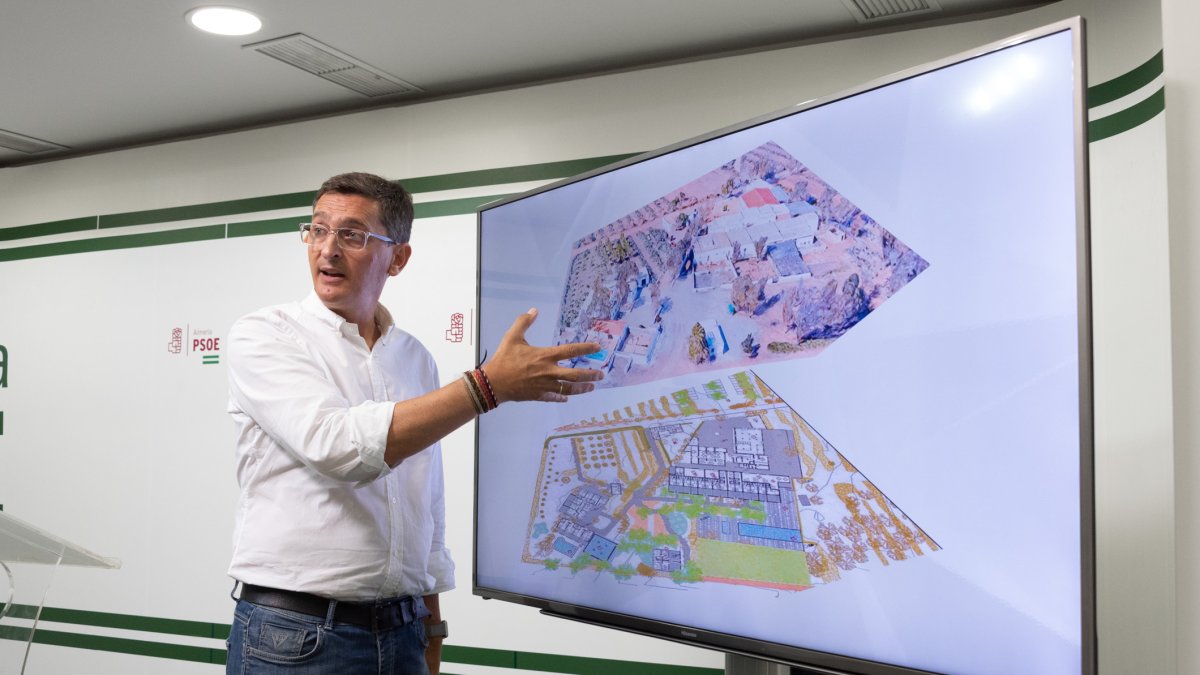 SÁNCHEZ TERUEL enseña cómo está ahora la finca y cómo quedaría después.