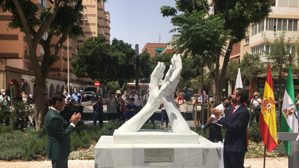 Descubrimiento de la escultura por Juanma Moreno y Ramón Fernández-Pacheco.