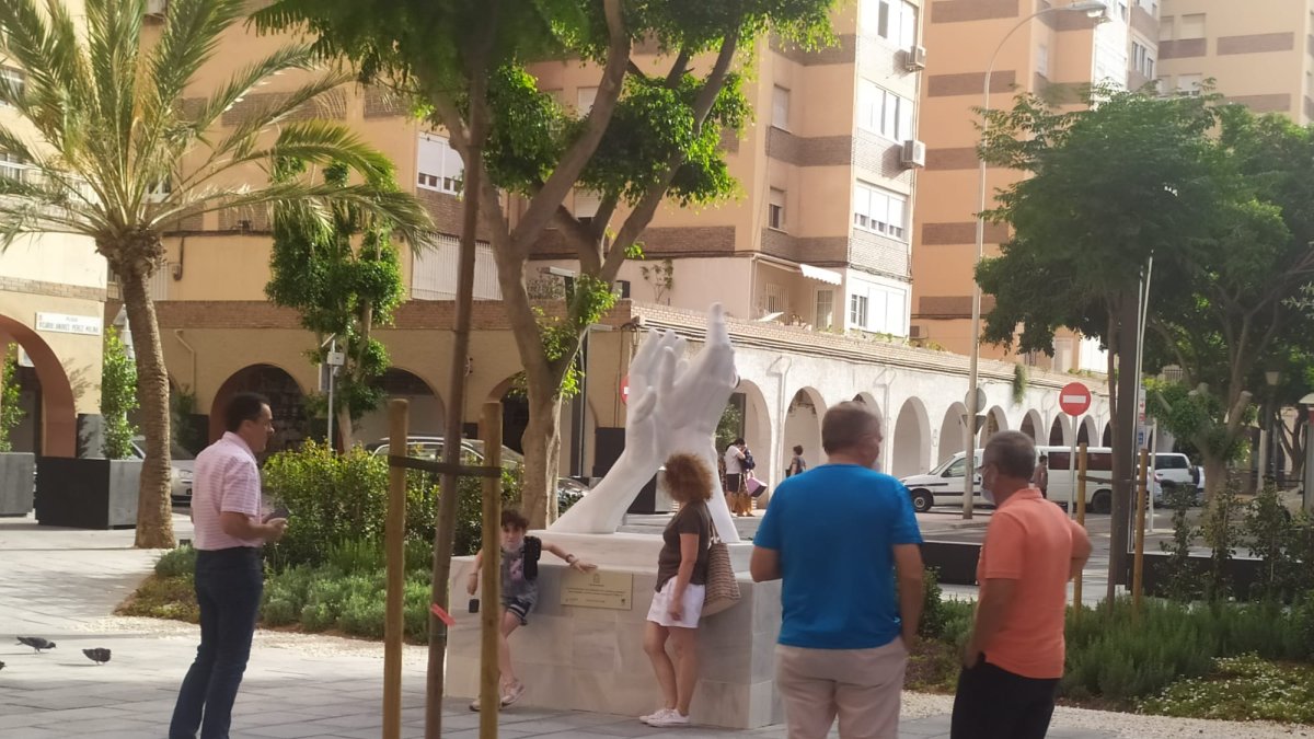 Tímidas colas para hacerse una fotografía junto a la nueva escultura.