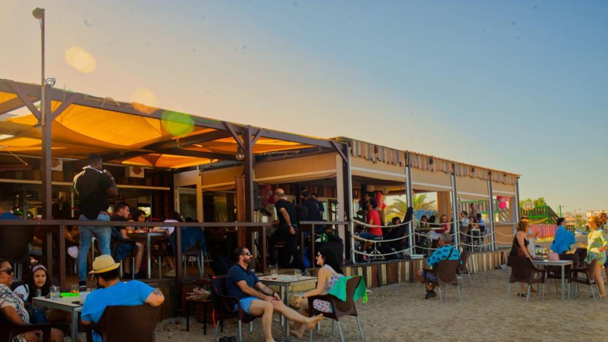 Terraza del chiringuito Hola Ola.